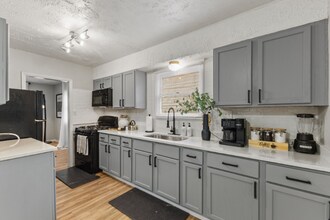 1209 Fall Creek Pkwy E Dr in Indianapolis, IN - Foto de edificio - Building Photo