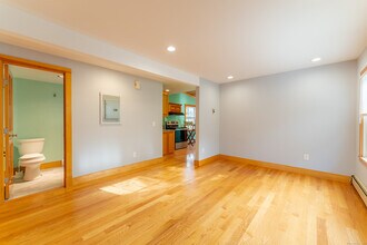 47 Stuart Ave in New London, CT - Building Photo - Building Photo