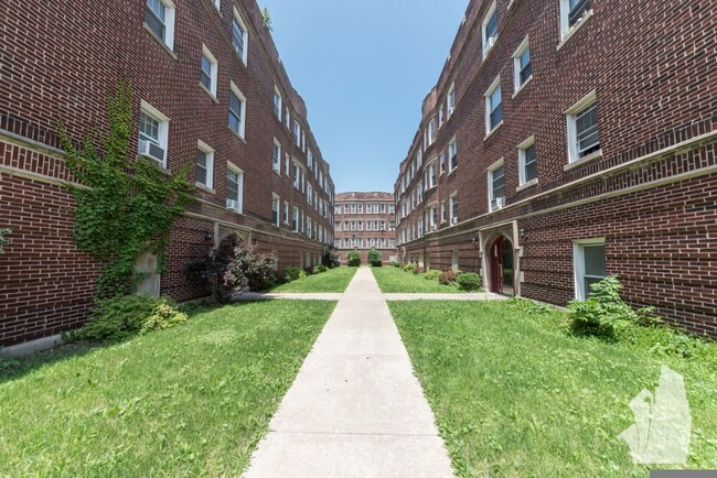 2000 W Foster Ave in Chicago, IL - Building Photo - Building Photo