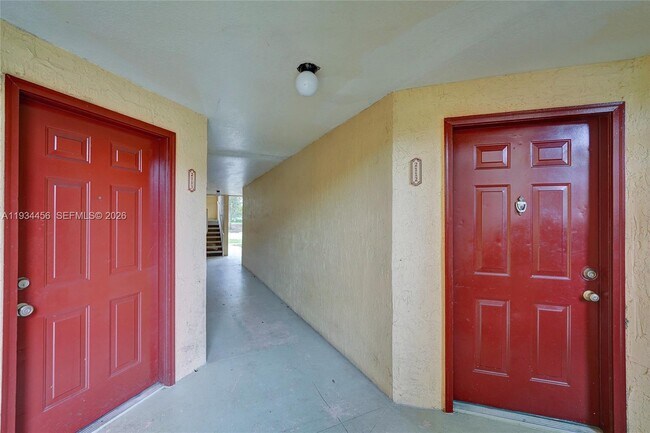 457 Vista Isles Dr in Plantation, FL - Foto de edificio - Building Photo