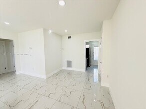 617 SW 11th St in Miami, FL - Foto de edificio - Building Photo