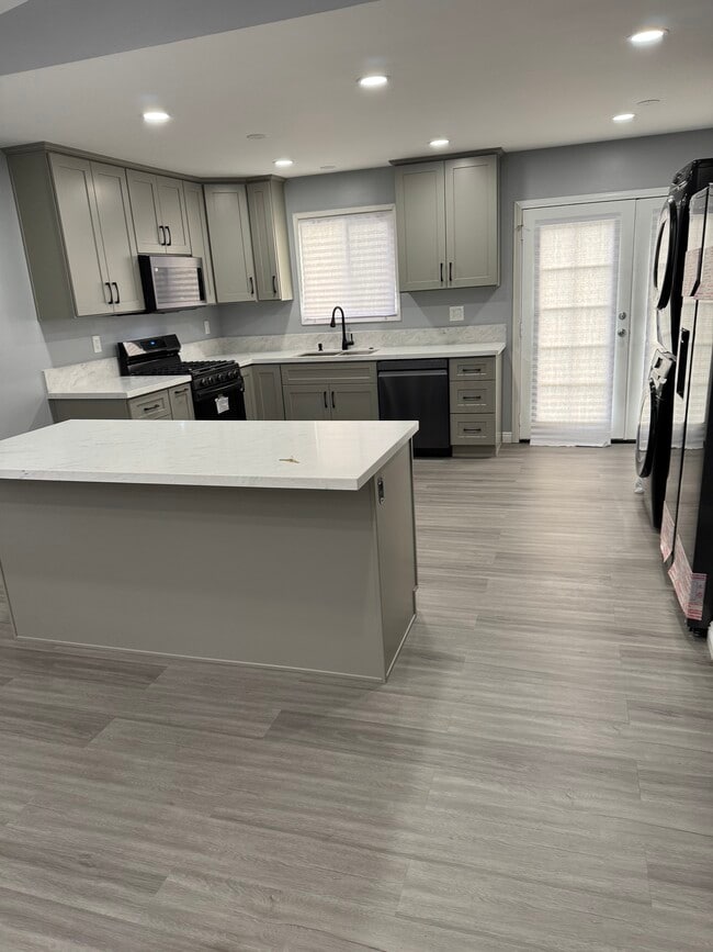 19110 Annalee Ave in Carson, CA - Foto de edificio - Building Photo