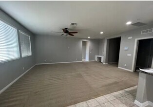 9604 Prometheus Dr in Bakersfield, CA - Foto de edificio - Building Photo