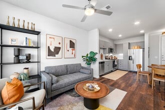 100 Labor Downtown Apartments in San Antonio, TX - Foto de edificio - Building Photo