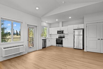 The Grove at Sunset Meadows in Sisters, OR - Building Photo - Building Photo