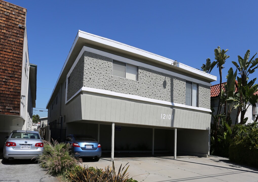 12101 Pacific Ave in Los Angeles, CA - Building Photo