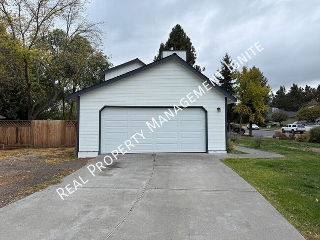 1954 NE Red Rock Ln in Bend, OR - Building Photo - Building Photo