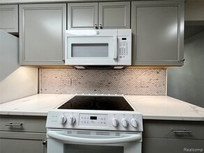 521 E University Dr in Rochester, MI - Building Photo - Building Photo