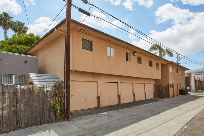 405 W 10th St in Santa Ana, CA - Foto de edificio - Building Photo