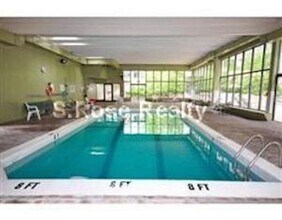 1731 Beacon St, Unit 420 in Brookline, MA - Foto de edificio - Building Photo