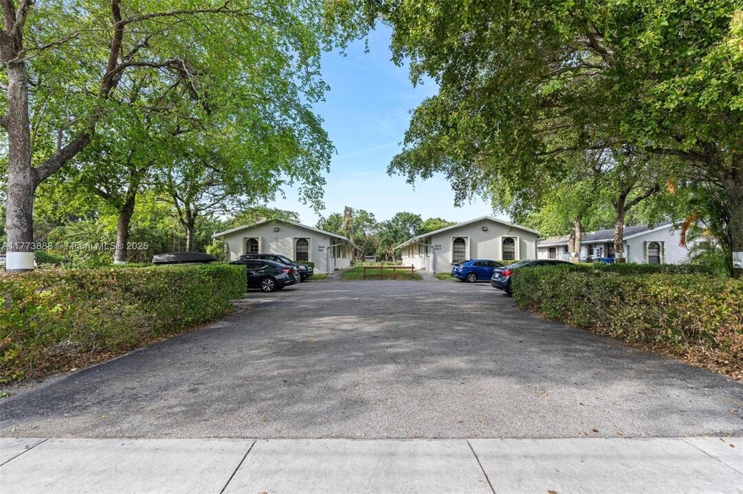5645 Taft St in Hollywood, FL - Building Photo