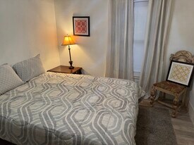 909 W Oak St in Weatherford, TX - Building Photo