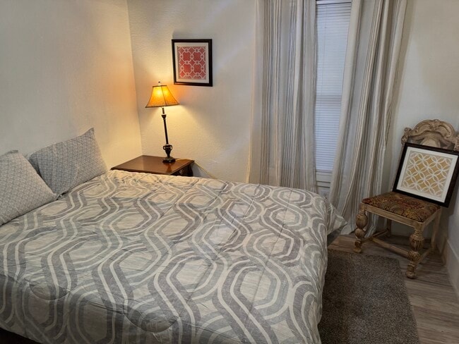 property at 909 W Oak St