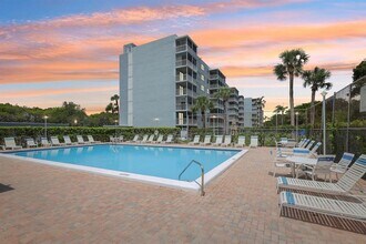 5700 NW 2nd Ave in Boca Raton, FL - Foto de edificio - Building Photo