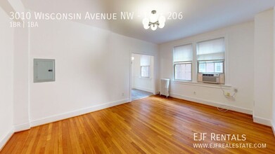 3010 Wisconsin Ave NW in Washington, DC - Building Photo - Building Photo