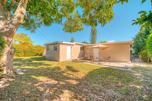 12220 NE Miami Pl in North Miami, FL - Building Photo - Building Photo