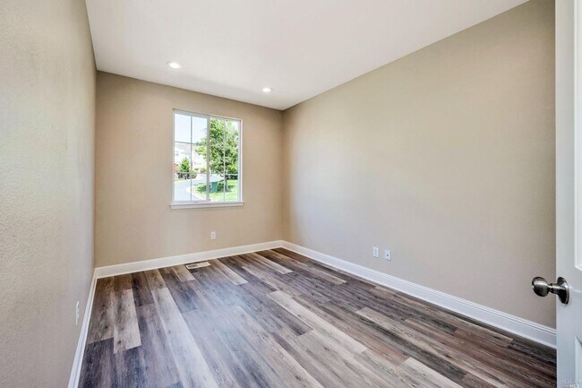 2083 Cooper Dr in Santa Rosa, CA - Building Photo - Building Photo