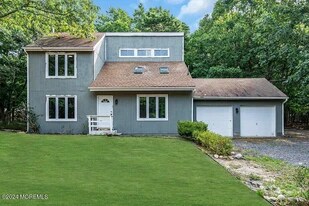 916 W Commodore Blvd in Jackson, NJ - Building Photo