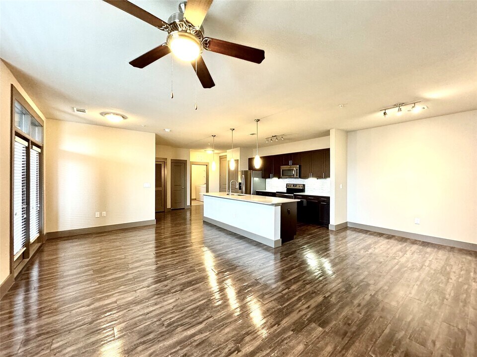 2033 S Gessner Rd in Houston, TX - Building Photo