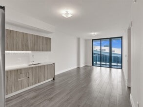 2960 NE 207th St, Unit 08 in Aventura, FL - Building Photo - Building Photo