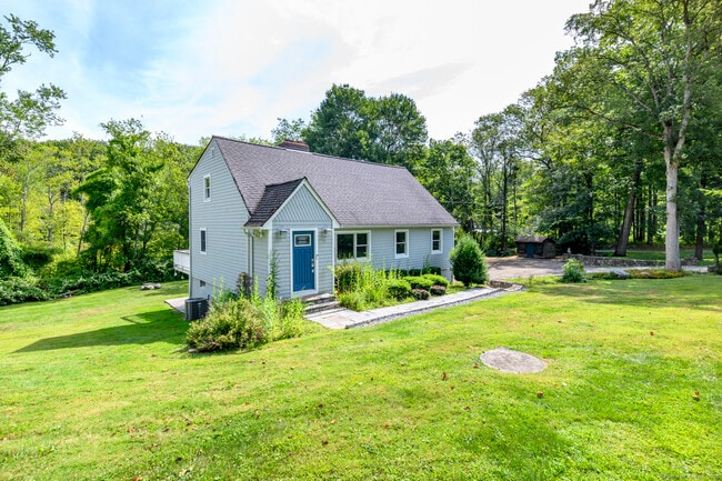 72 Harvey Rd in Ridgefield, CT - Building Photo - Building Photo