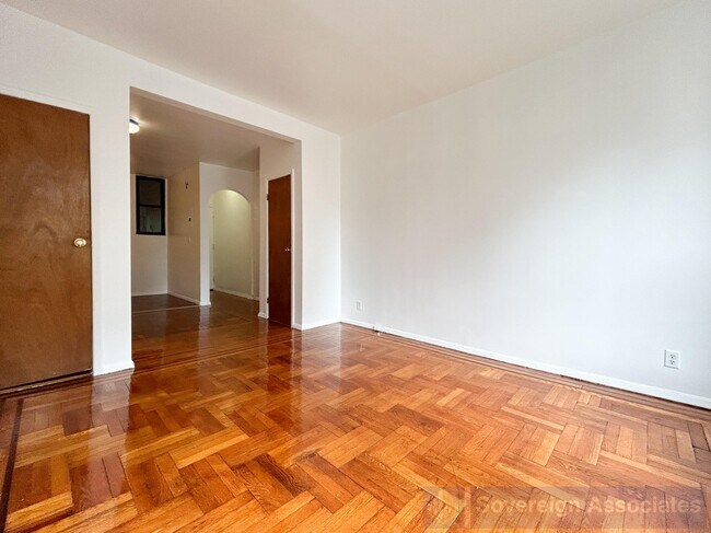 1585 1st Ave., Unit 4C in New York, NY - Building Photo - Building Photo