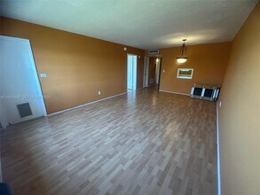 1530 NE 191st St in Miami, FL - Building Photo - Building Photo