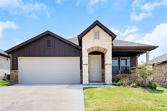 218 Knoll Pines Drive in Terrell, TX - Building Photo - Building Photo