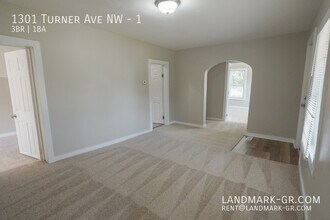 1301 Turner Ave NW in Grand Rapids, MI - Building Photo - Building Photo