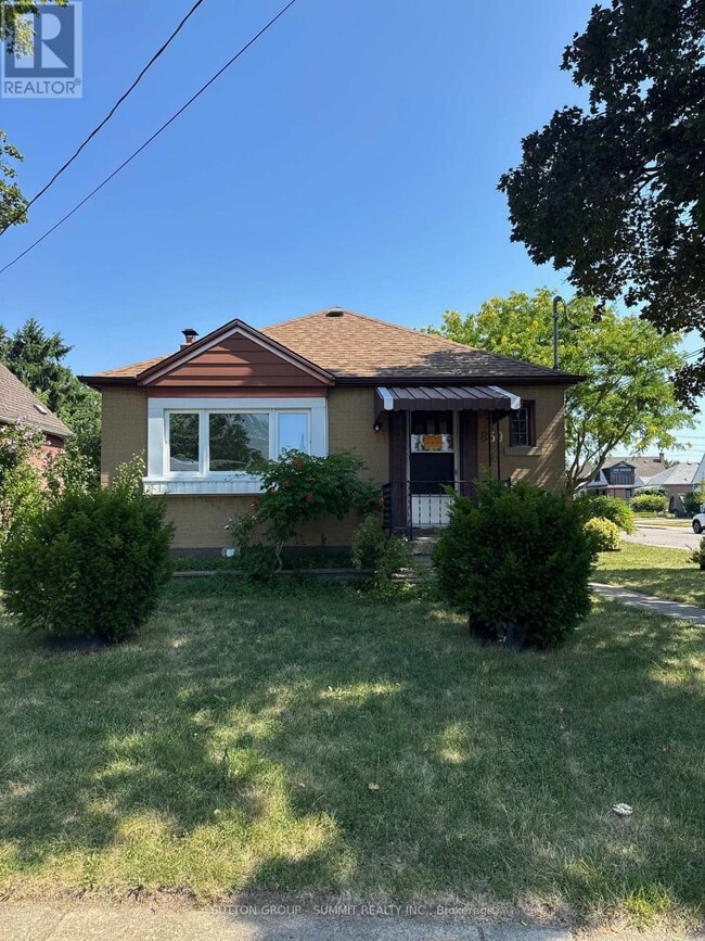 property at 839 Brucedale Ave E
