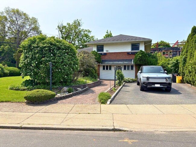310 S Oyster Bay Rd in Syosset, NY - Building Photo - Building Photo