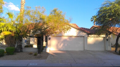 9243 S 51st St in Phoenix, AZ - Foto de edificio - Building Photo