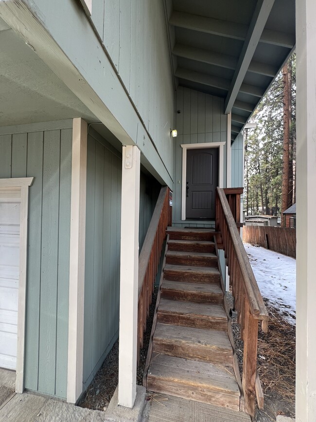 3721 Pioneer Trail in South Lake Tahoe, CA - Foto de edificio - Building Photo