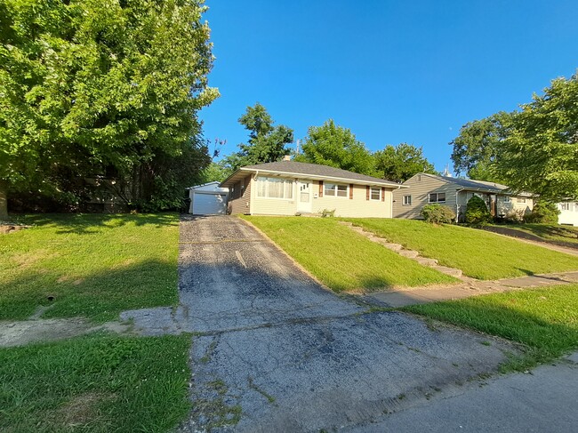 1100 Hedgewood Dr in Lafayette, IN - Building Photo - Building Photo
