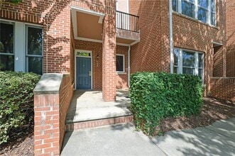 745 Fountainhead Ln NE in Atlanta, GA - Foto de edificio - Building Photo