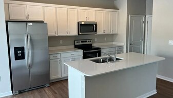 17026 Sutton Ln in Urbandale, IA - Building Photo