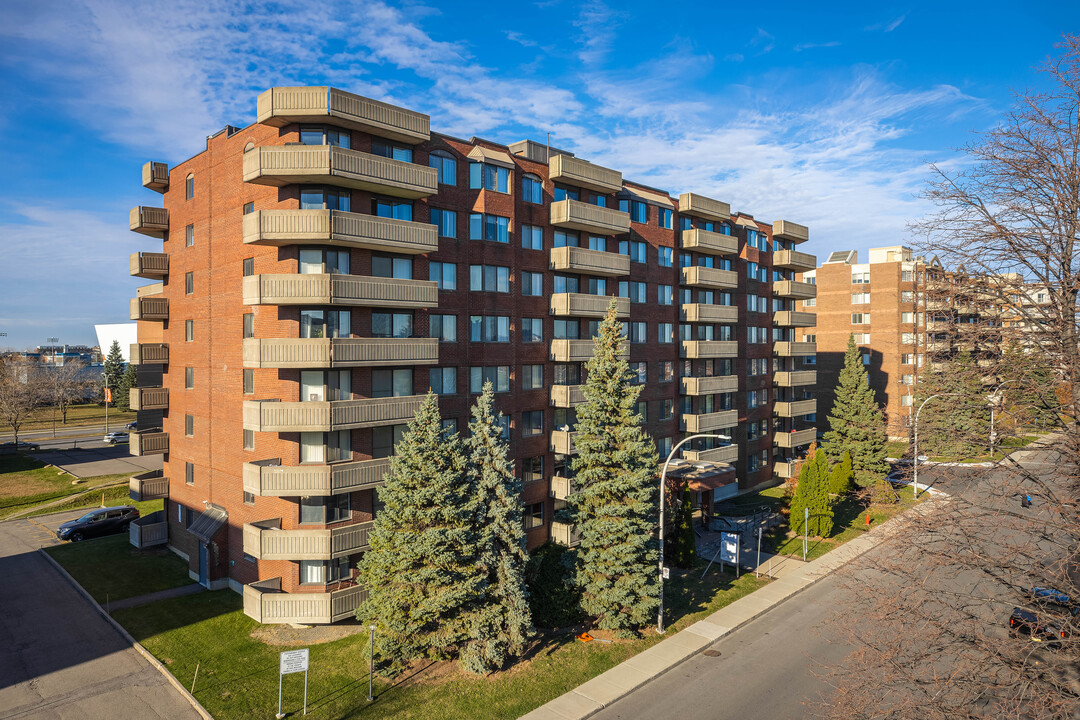 Jardins Porto Bello in St. Laurent, QC - Building Photo