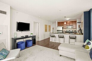 555 W Kinzie St, Unit 2308 in Chicago, IL - Building Photo