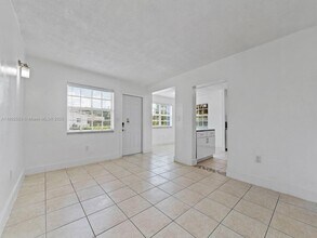 9100 SW 95th Ave in Miami, FL - Foto de edificio - Building Photo