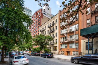 343 E 51st St in New York, NY - Foto de edificio - Building Photo