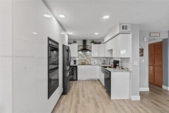 8089 SW 18th Ct, Unit 2-7 in Davie, FL - Foto de edificio - Building Photo