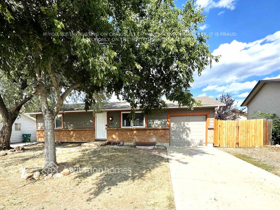 387 Helena Cir in Lone Tree, CO - Building Photo