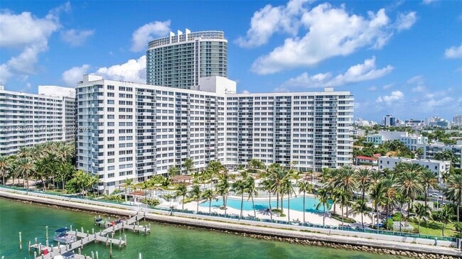 1500 Bay Rd, Unit 1002 in Miami Beach, FL - Foto de edificio - Building Photo