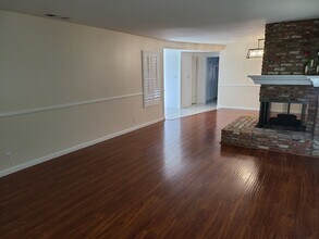 19827 Arminta St in Winnetka, CA - Foto de edificio - Building Photo