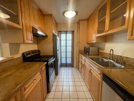 5330 Zelzah Ave, Unit 4 in Encino, CA - Building Photo