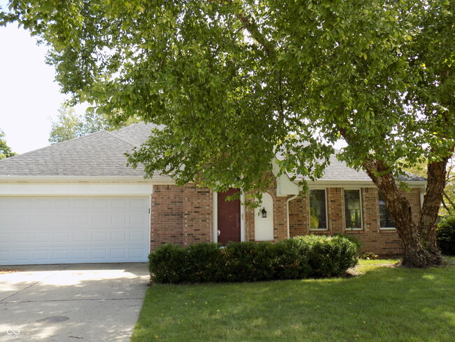 1221 Briarwood Dr in Brownsburg, IN - Foto de edificio - Building Photo