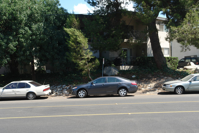 2733 Montrose Ave in Glendale, CA - Foto de edificio - Building Photo