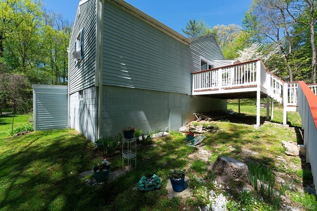 21 Van Dam Rd in Hyde Park, NY - Building Photo - Building Photo