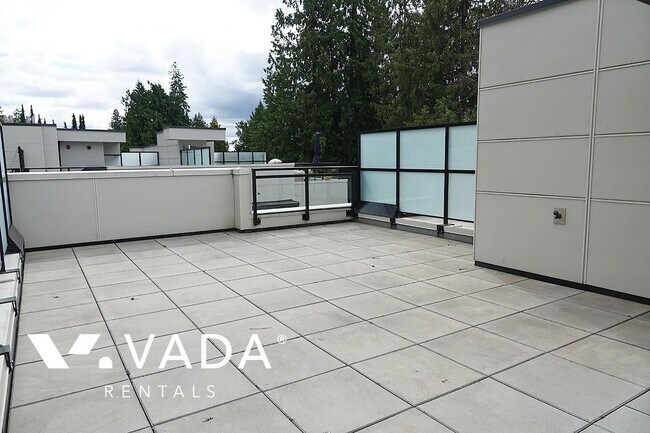 2035 Glenaire Dr in North Vancouver, BC - Building Photo - Building Photo