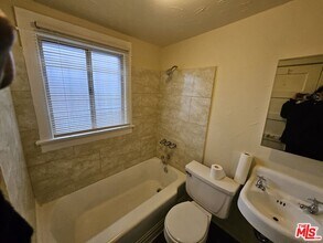 425 1/2 W Gage Ave in Los Angeles, CA - Building Photo - Building Photo